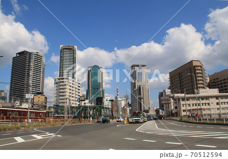 大阪梅田のビル群 70512594