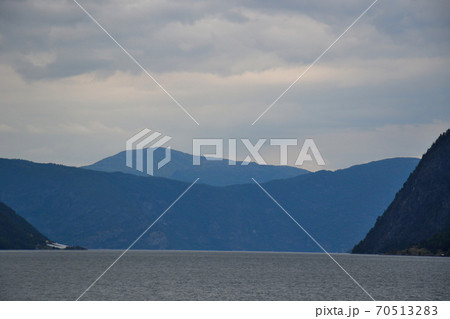 ノルウェー　フロム～グドヴァンゲン間のソグネフィヨルド・クルーズ観光船から見る雄大な風景。 70513283