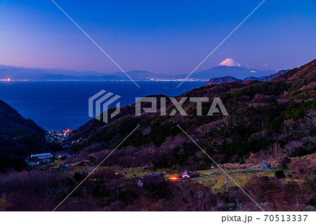 （静岡県）夕闇迫る西伊豆石部から望む富士山 70513337