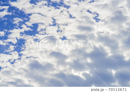 雨降り前の秋の空・秋の雲 雨降り前の秋の空・秋の雲 70513671