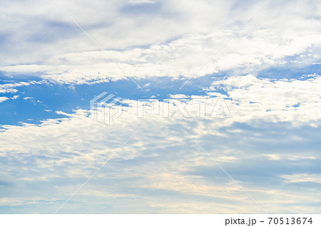 雨降り前の秋の空 秋の雲の写真素材