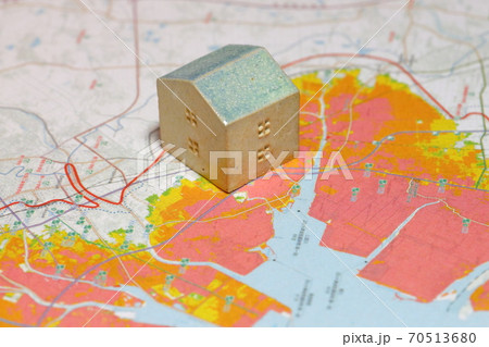 津波ハザードマップとミニチュアの陶器の家 津波ハザードマップとミニチュアの陶器の家 70513680