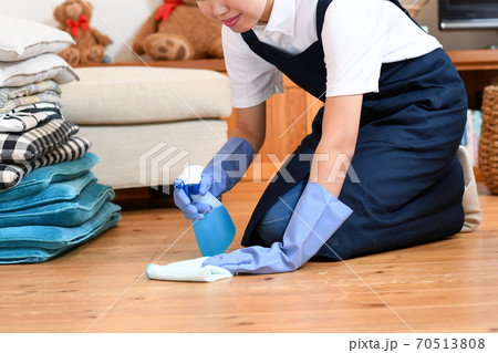 床掃除するハウスキーパーの女性 70513808