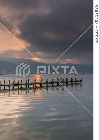 諏訪湖の日の出【赤砂崎公園の下諏訪港より撮影】 70513985