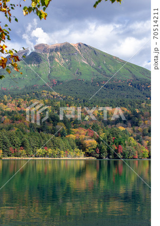 北海道の秋の風景　オンネトーの紅葉 70514211