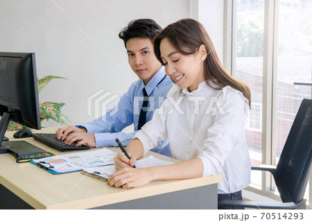 business couples working 70514293