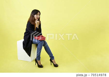 Young woman holding a gift box 70514978