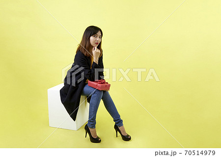 Young woman holding a gift box 70514979