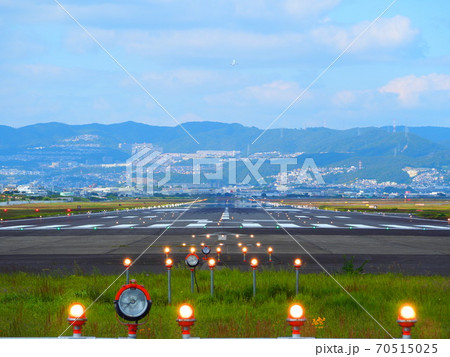 大阪国際空港の滑走路 70515025