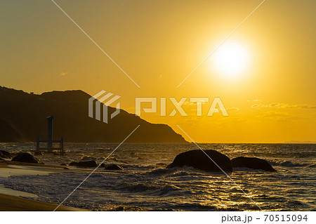 日暮れ時の「桜井二見ヶ浦の夫婦岩」 福岡県糸島市 日暮れ時の「桜井二見ヶ浦の夫婦岩」 福岡県糸島市 70515094