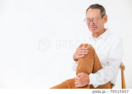 膝の痛みに悩むシニア男性 膝の痛みに悩むシニア男性 70515937
