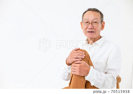 膝の痛みに悩むシニア男性 膝の痛みに悩むシニア男性 70515938