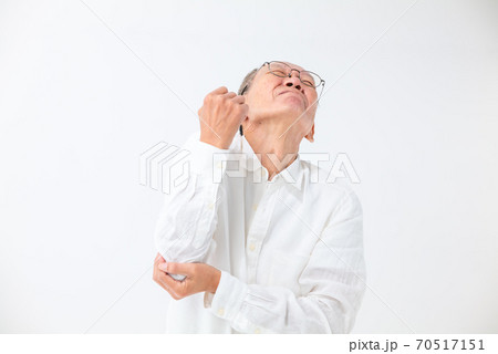 肘が痛むシニア男性 肘が痛むシニア男性 70517151