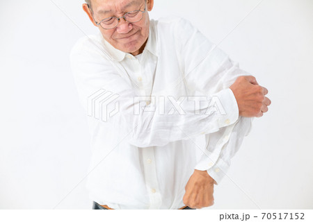 肘が痛むシニア男性 70517152