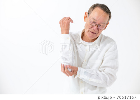 肘が痛むシニア男性 70517157