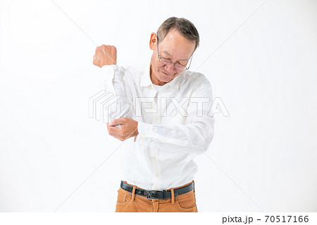 肘が痛むシニア男性 70517166