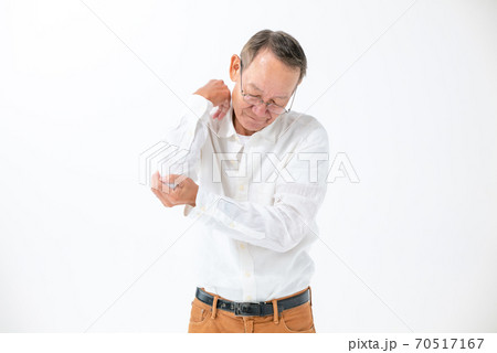肘が痛むシニア男性 70517167
