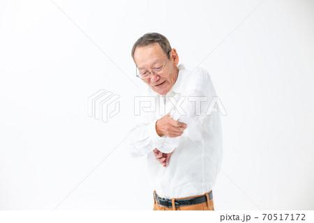 肘が痛むシニア男性 70517172