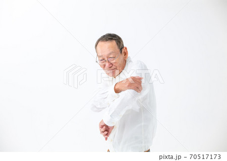 肘が痛むシニア男性 70517173