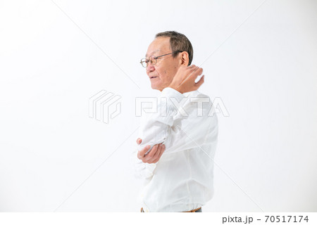 肘が痛むシニア男性 70517174