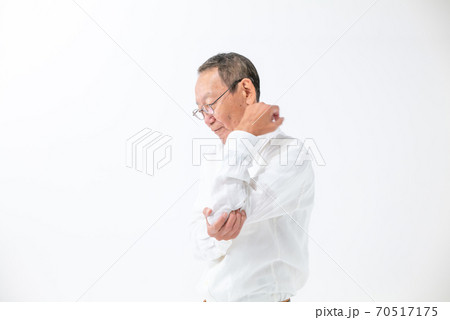 肘が痛むシニア男性 70517175