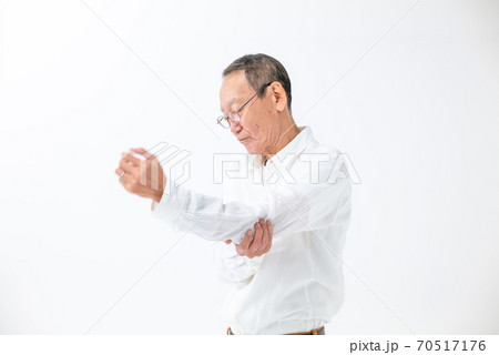 肘が痛むシニア男性 70517176