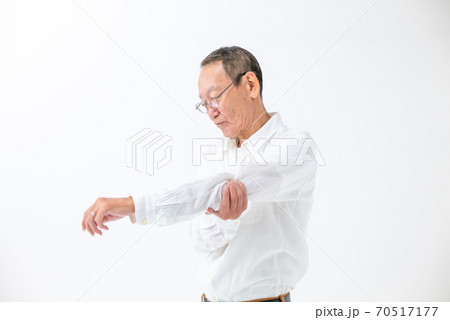 肘が痛むシニア男性 70517177