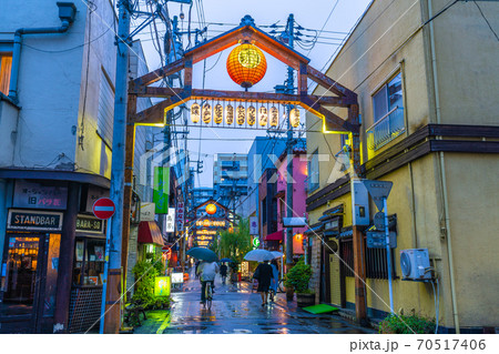 日本の横浜都市景観　横浜・野毛の飲み屋街（やなぎ通り）などを望む 70517406