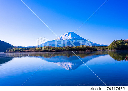 【山梨県】精進湖の湖畔から望む、富士山 【山梨県】精進湖の湖畔から望む、富士山 70517676