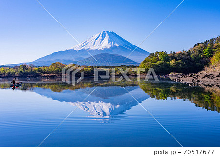 【山梨県】精進湖の湖畔から望む、富士山 【山梨県】精進湖の湖畔から望む、富士山 70517677