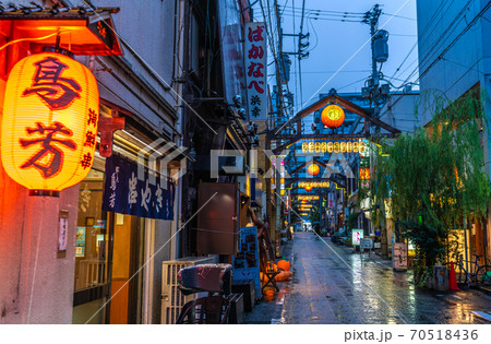 日本の横浜都市景観　横浜・野毛の飲み屋街（やなぎ通り）などを望む 70518436