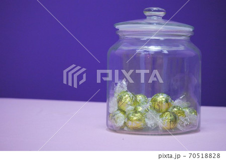 チョコレートの詰まった瓶 チョコレートの詰まった瓶 70518828