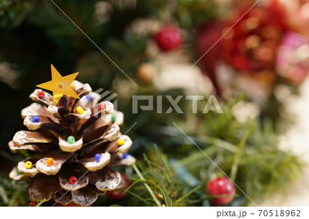 松ぼっくりとビーズの小さなクリスマスツリー 70518962