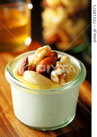 ギリシャヨーグルトとハニーナッツ 70518971