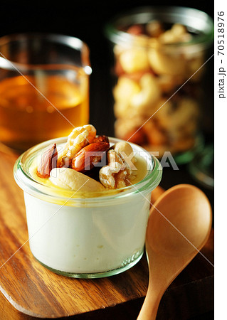 ギリシャヨーグルトとハニーナッツ 70518976