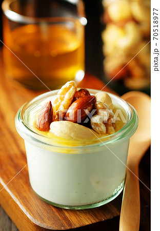 ギリシャヨーグルトとハニーナッツ 70518977