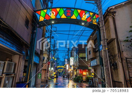 日本の横浜都市景観 横浜・野毛の飲み屋街(中央通り)などを望む 日本の横浜都市景観 横浜・野毛の飲み屋街(中央通り)などを望む 70518983