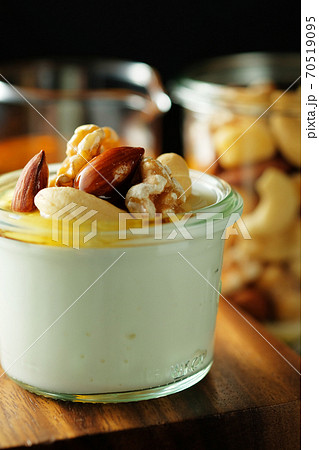 ギリシャヨーグルトとハニーナッツ 70519095