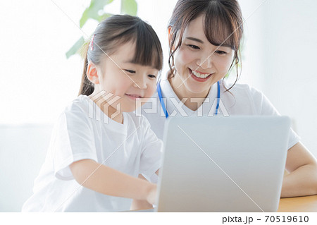 パソコンを使いレッスンを受ける女の子 70519610