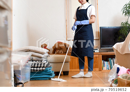 ワイパーで床掃除をする若い女性 ワイパーで床掃除をする若い女性 70519652