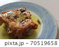 自家製ハーブローズマリーの手料理チキンソテー 70519658