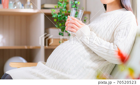 妊婦　水分補給　16:9 70520523