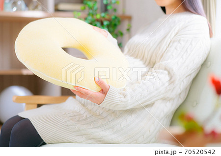 円座クッション　ドーナツクッションを用意する妊婦 70520542