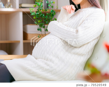 考える妊婦　4:3 70520549