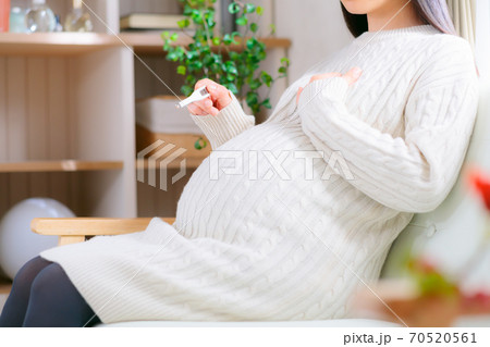 体温を計測する妊婦　 70520561