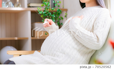 体温を計測する妊婦　16:9 70520562