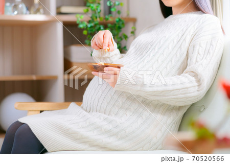 ミックスナッツを食べる妊婦 カシューナッツ 食生活  ミックスナッツを食べる妊婦 カシューナッツ 食生活  70520566