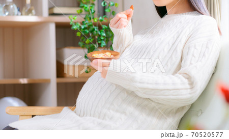 アーモンドを食べる妊婦 ミックスナッツ 食生活 16:9 アーモンドを食べる妊婦 ミックスナッツ 食生活 16:9 70520577