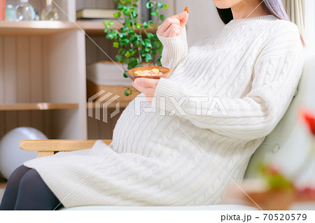 アーモンドを食べる妊婦 ミックスナッツ 食生活  アーモンドを食べる妊婦 ミックスナッツ 食生活  70520579