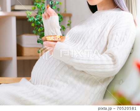 アーモンドを食べる妊婦 ミックスナッツ 食生活 4:3 アーモンドを食べる妊婦 ミックスナッツ 食生活 4:3 70520581